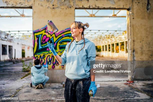 graffiti-künstlerin mit spraydose - straßenmaler stock-fotos und bilder