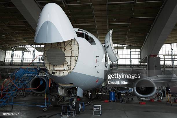 avión de pasajeros de mantenimiento, reparaciones y control en el hangar - aircraft assembly plant fotografías e imágenes de stock