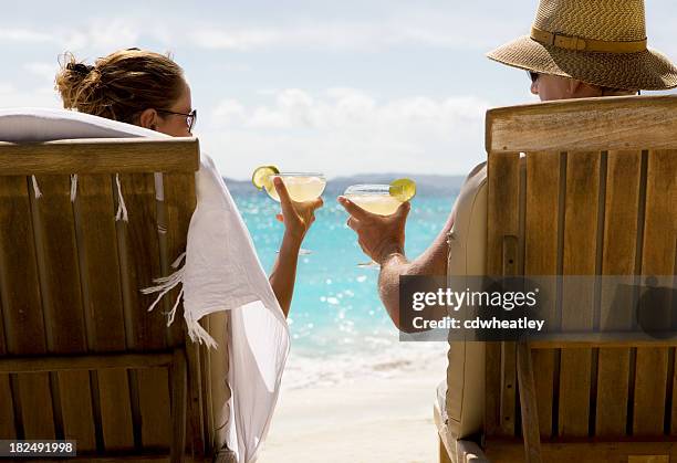 couple at caribbean beach with margarita cocktails - margarita stockfoto's en -beelden