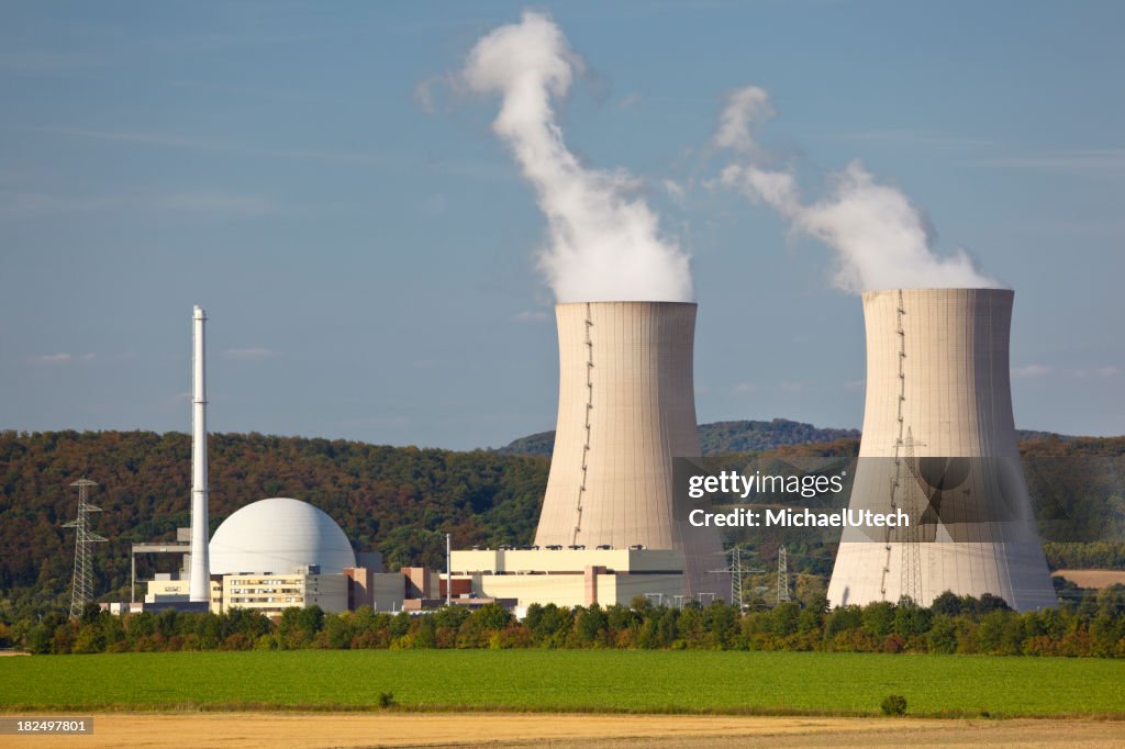 Centrale nucléaire de paysage verdoyant