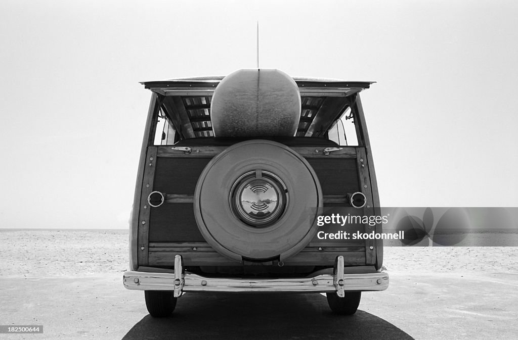 Old Woodie coche furgoneta con tabla de surf