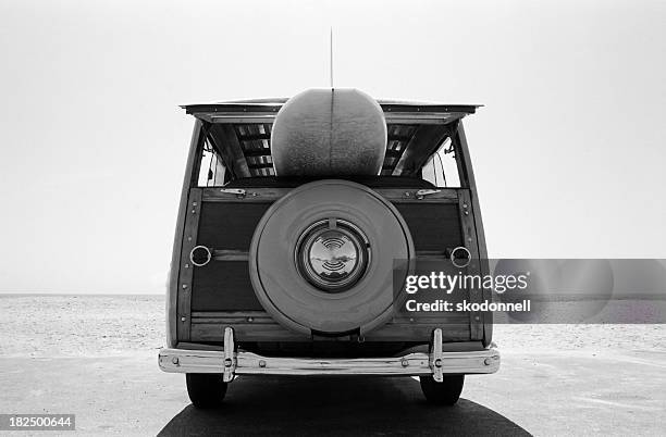 old  woodie station wagon with surfboard - californie surf stock pictures, royalty-free photos & images