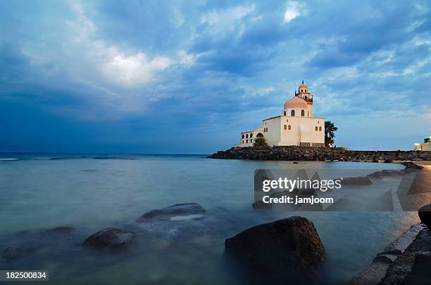 mosque by red sea - jeddah saudi arabia stock pictures, royalty-free photos & images