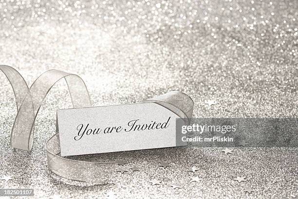 sie sind herzlich eingeladen silver place card - hochzeitseinladung stock-fotos und bilder
