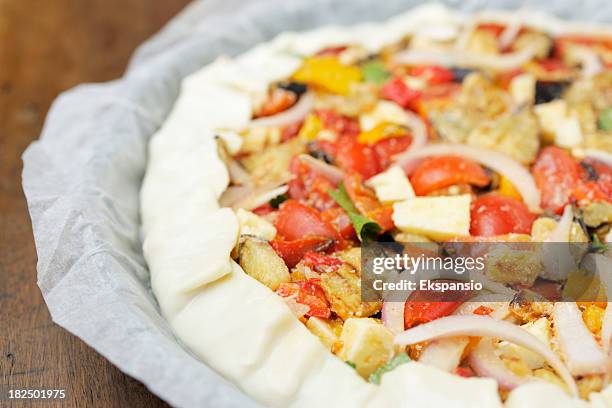 raw pastel de queso y las verduras pizza en horno de papel - papel de cera fotografías e imágenes de stock