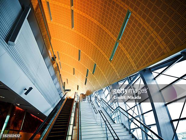 modern metro station - airport indoor stockfoto's en -beelden