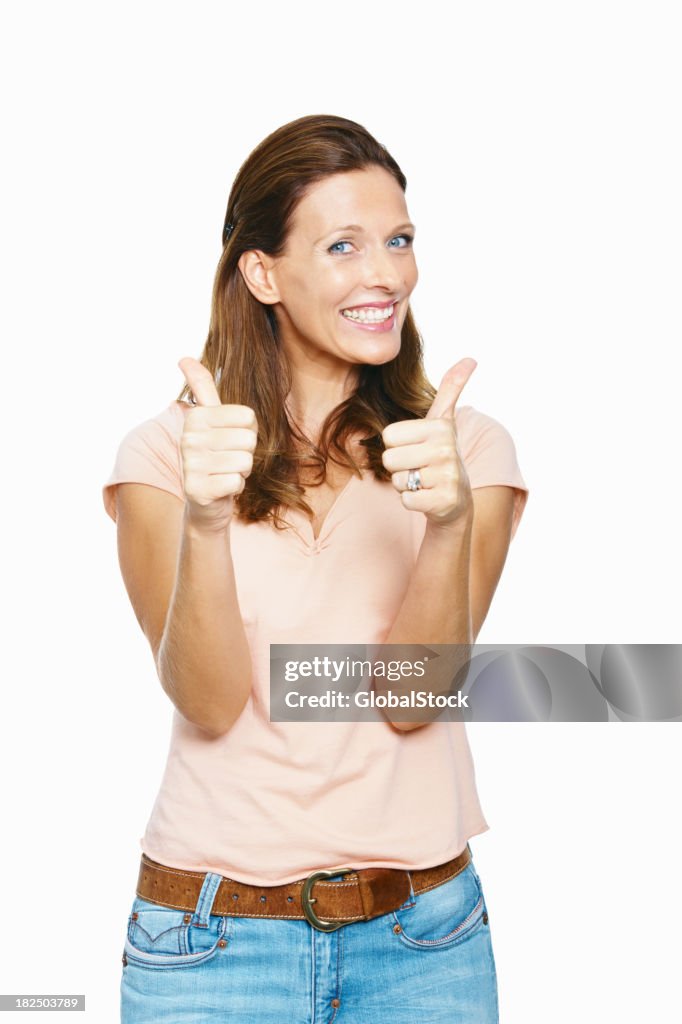 De mediana edad mujer atractiva mostrando pulgar hacia arriba señales