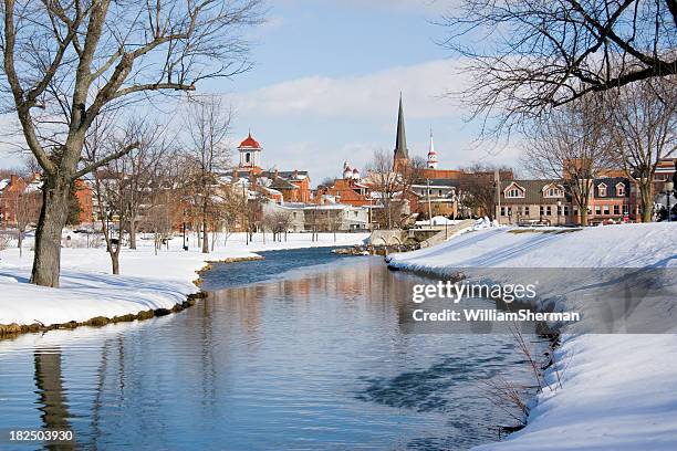 snowy frederick, maryland park und fließende creek - frederick stock-fotos und bilder