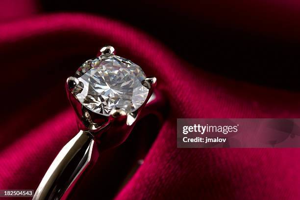 solitaire diamond ring - diamond ring stock pictures, royalty-free photos & images