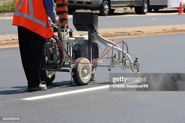 pavement lane marker - dividing line road marking stockfoto's en -beelden