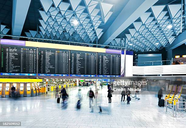 modern airport - arrivals stockfoto's en -beelden