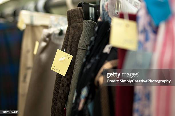 sale – kleidung für verwendet - thrift shopping stock-fotos und bilder