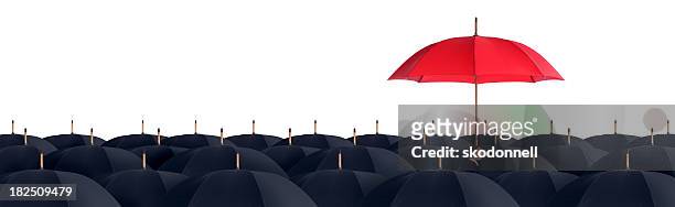 uomo d'affari tenendo un ombrello rosso - si distingue fra la folla foto e immagini stock