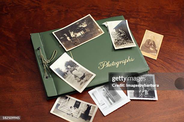 fotos antiguas - album de fotos fotografías e imágenes de stock