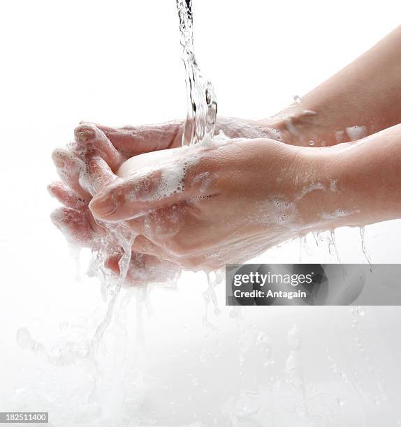 hände waschen - washing hands stock-fotos und bilder