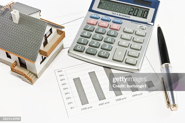 сalculations. modello di progettazione della casa - price calculator foto e immagini stock