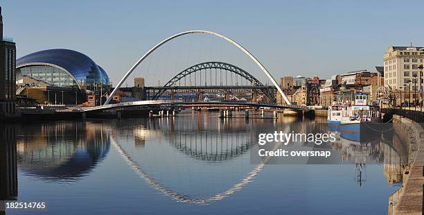 puentes de newcastle - puente del milenio de gateshead fotografías e imágenes de stock