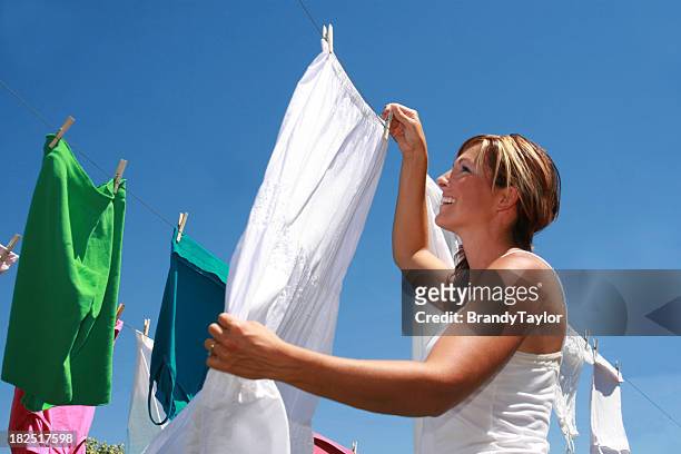 giovane donna appeso un servizio lavanderia - white laundry foto e immagini stock