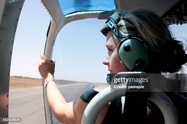 abenteuerlustige frau im hubschrauber - female pilot stock-fotos und bilder