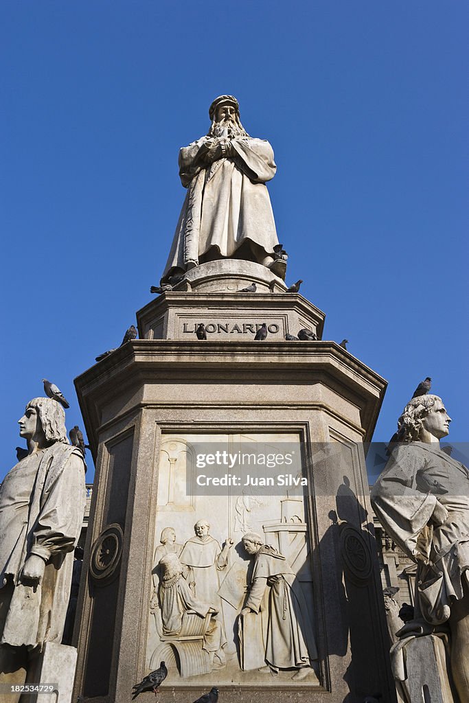 Statue of Leonardo da Vinci at Piazza della Scala