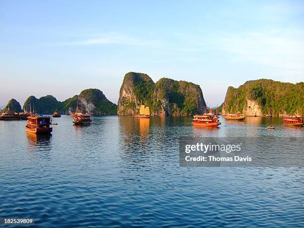ha long bay sunrise - halong bay vietnam stockfoto's en -beelden
