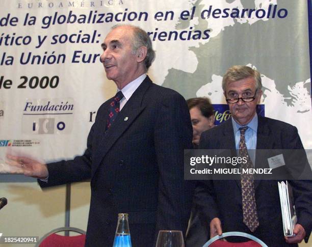 Argentine President, Fernando de la Rua , meets with Tristan Garel Jones , president of the Euroamerican Foundation, during a globalization meeting...