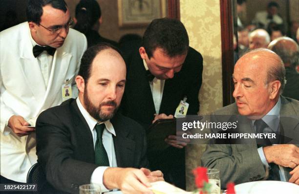 The presidents of the Central Bank, Arminio Fraga and the stock exchange, Alfredo Rizkallah , order a meal in Sao Paulo, 28 February, 2000. Los...