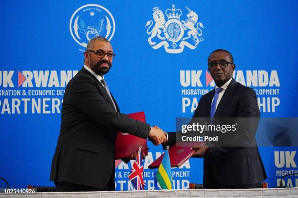 British Home Secretary James Cleverly meeting Rwandan Minister of Foreign Affairs Vincent Biruta sign a new treaty with Rwanda on December 5, 2023 in...