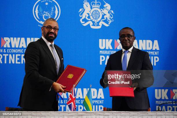 British Home Secretary James Cleverly meeting Rwandan Minister of Foreign Affairs Vincent Biruta sign a new treaty with Rwanda on December 5, 2023 in...