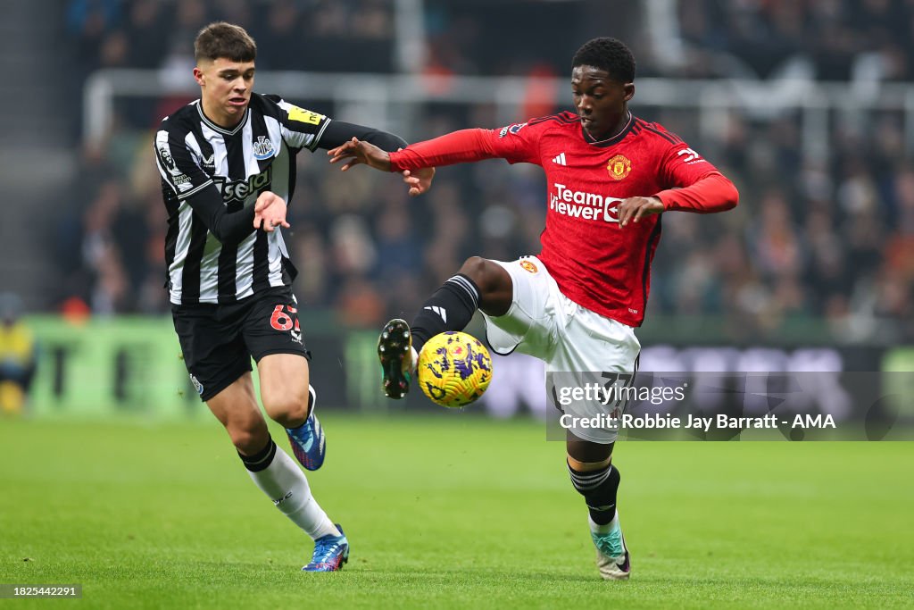 Lewis Miley of Newcastle United Kobbie Mainoo of Manchester United ...