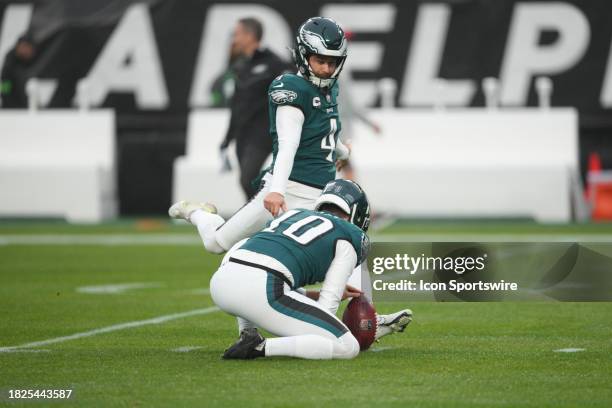 Philadelphia Eagles place kicker Jake Elliott warms up during the game between the San Fransisco 49ers and the Philadelphia Eagles on December 3,...
