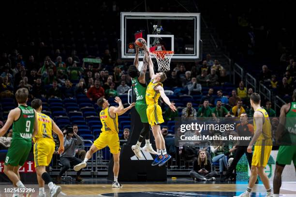 Kevarrius Hayes of Zalgiris Kaunas and Justin Bean of ALBA Berlin during the match between ALBA Berlin and Zalgiris Kaunas on December 5, 2023 in...