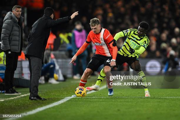 Luton Town's Welsh manager Rob Edwards and Arsenal's Spanish manager Mikel Arteta look at Arsenal's English midfielder Bukayo Saka and Luton Town's...