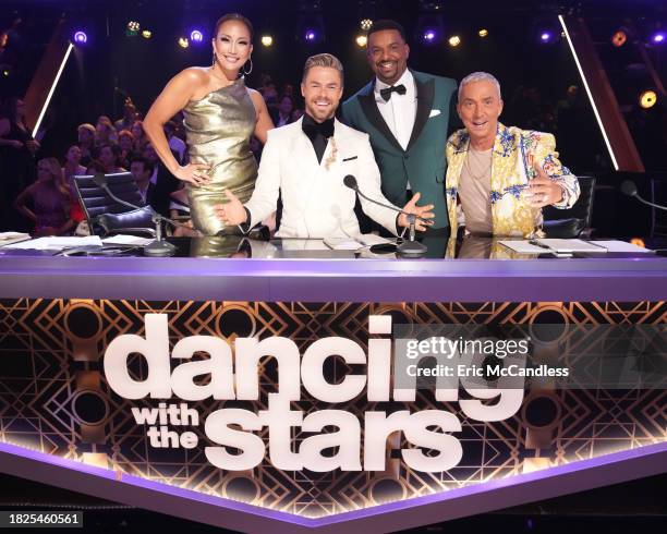 Finale - 3211" In a series first, the finale episode will have five couples competing for a chance at winning the coveted "Len Goodman Mirrorball...