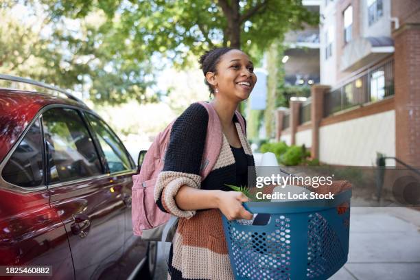 college student moves into the dorms - descargar actividad fotografías e imágenes de stock