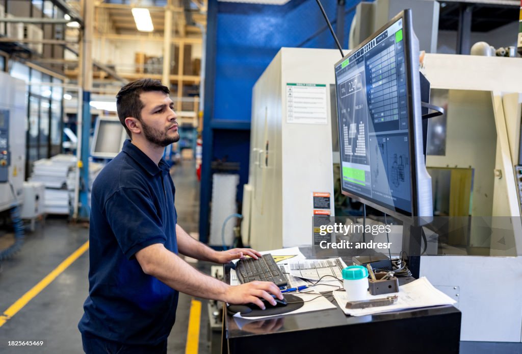 Homem operando uma máquina de corte em uma fábrica de manufatura