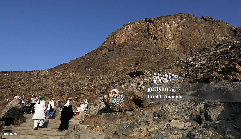Thousands of Muslims flock to holy lands for Hajj