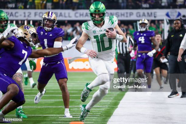 Dominique Hampton of the Washington Huskies forces Bo Nix of the Oregon Ducks out of bounds during the third quarter during the Pac-12 Championship...