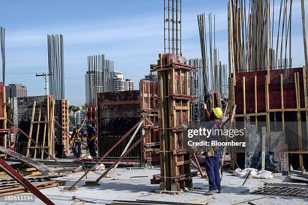 Construction continues on Tecnisa SA's Jardim das Perdizes housing development in Sao Paulo, Brazil, on Friday, Sept. 27, 2013. Tecnisa SA is winning...