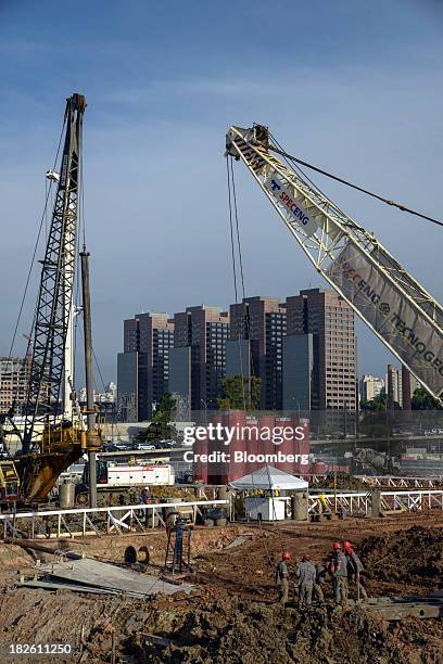 Workers operate heavy machinery at the construction site of Tecnisa SA's Jardim das Perdizes housing development in Sao Paulo, Brazil, on Friday,...