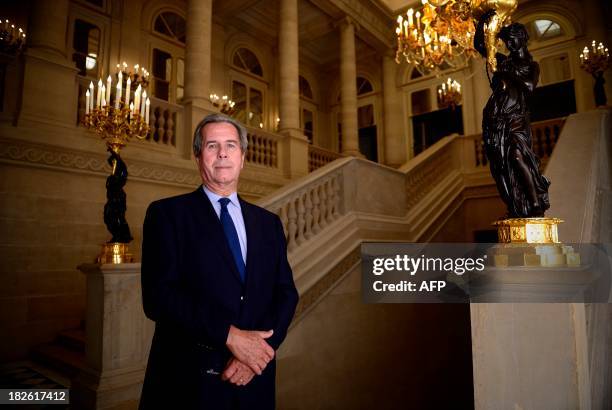 Jean Louis Debré descend l'escalier du Conseil Constitutionnelle dont est le président, 1er Octobre 2013 dans son bureau à Paris. AFP PHOTO /ERIC...