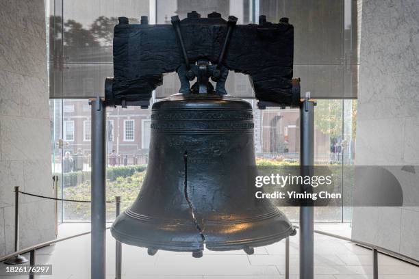 liberty bell of independence hall - liberty bell philadelphia stock pictures, royalty-free photos & images