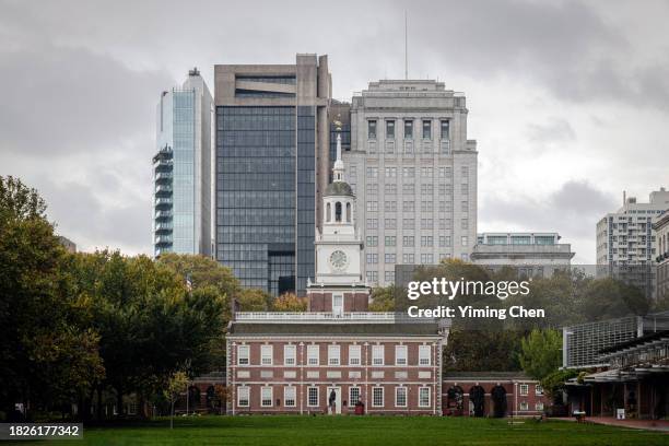 independence hall - independence hall philadelphia stock pictures, royalty-free photos & images