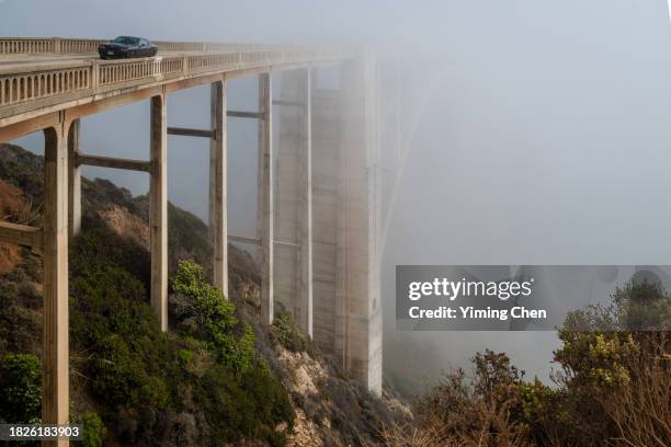 bixby creek bridge in mist - bixby bridge foto e immagini stock