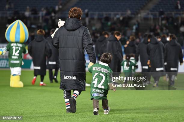 Yosuke KASHIWAGI of FC Gifu with his family afte the J.LEAGUE Meiji Yasuda J3 38th Sec. Match between FC Gifu and Giravanz Kitakyushu at Nagaragawa...