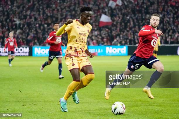 Papa Amadou DIALLO of Metz and Gabriel MUDMUNDSSON of Lille during the Ligue 1 Uber Eats match between Lille Olympique Sporting Club and Football...
