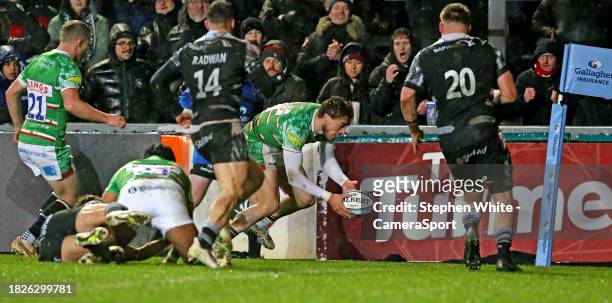 Leicester Tigers' Oliver Hassell-Collins scores his side's sixth try during the Gallagher Premiership Rugby match between Leicester Tigers and...