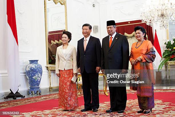President of the people's Republic of China , Xi Jinping and wife Peng Liyuan pose for an official photo with Indonesian President Susilo Bambang...