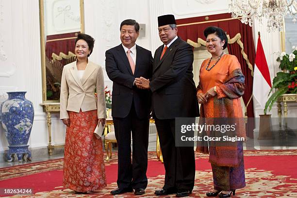 President of the people's Republic of China , Xi Jinping and wife Peng Liyuan pose for an official photo with Indonesian President Susilo Bambang...