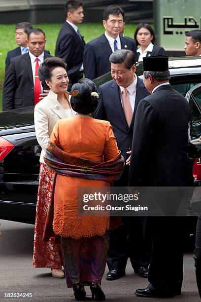 President of the people's Republic of China , Xi Jinping and wife Peng Liyuan is welcomed by Indonesian President Susilo Bambang Yudhoyono upon his...